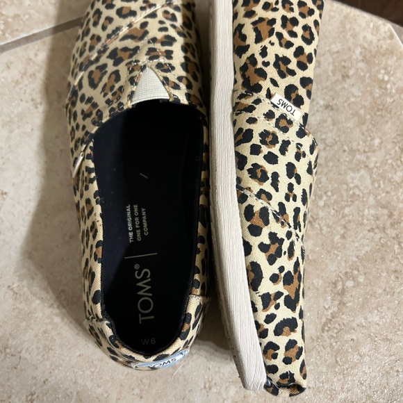TOMS Leopard Print Slip-On Shoes - Picture 4 of 5